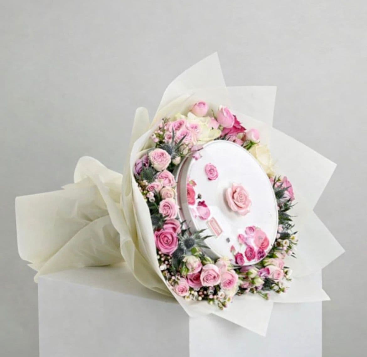 الحلويات مع الورد